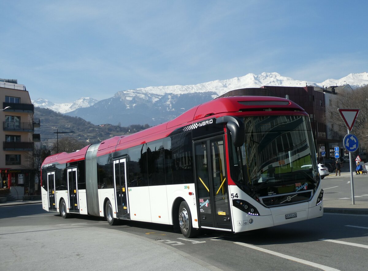 (233'461) - PostAuto Wallis - Nr. 54/VS 531'436 - Volvo am 7. M�rz 2022 beim Bahnhof Sion