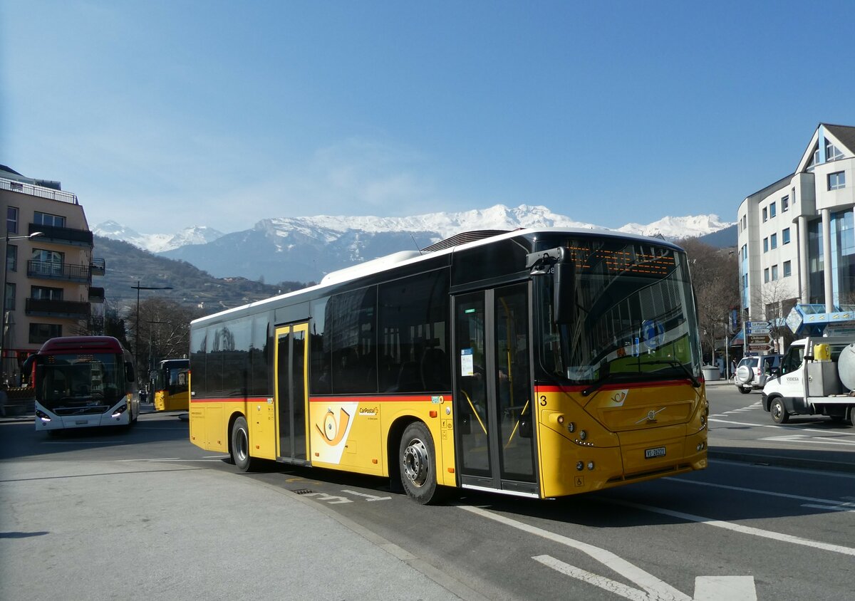 (233'469) - Lathion, Sion - Nr. 3/VS 36'221 - Volvo am 7. M�rz 2022 beim Bahnhof Sion