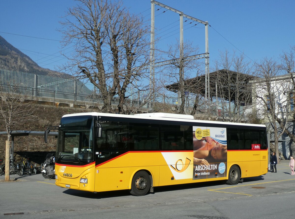 (233'474) - PostAuto Wallis - VS 424'841 - Iveco am 7. M�rz 2022 beim Bahnhof Brig