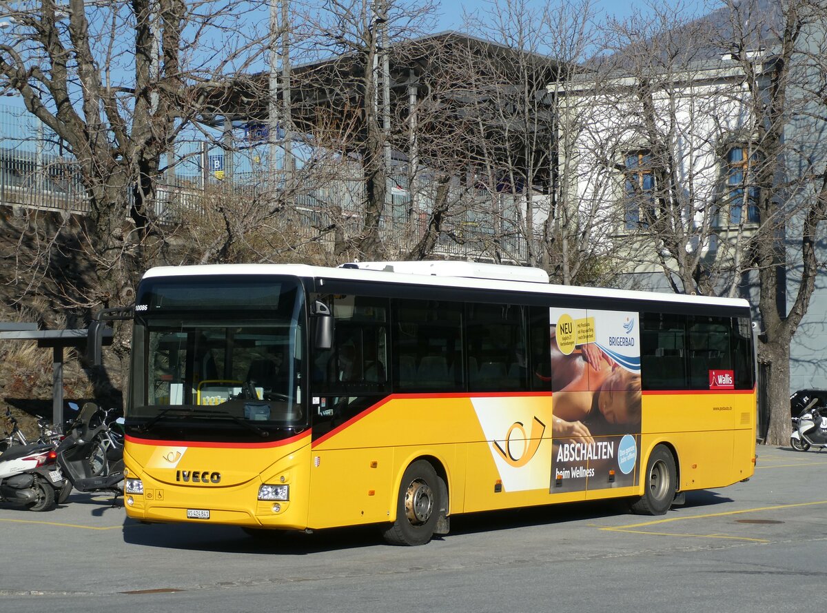 (233'475) - PostAuto Wallis - VS 424'841 - Iveco am 7. M�rz 2022 beim Bahnhof Brig