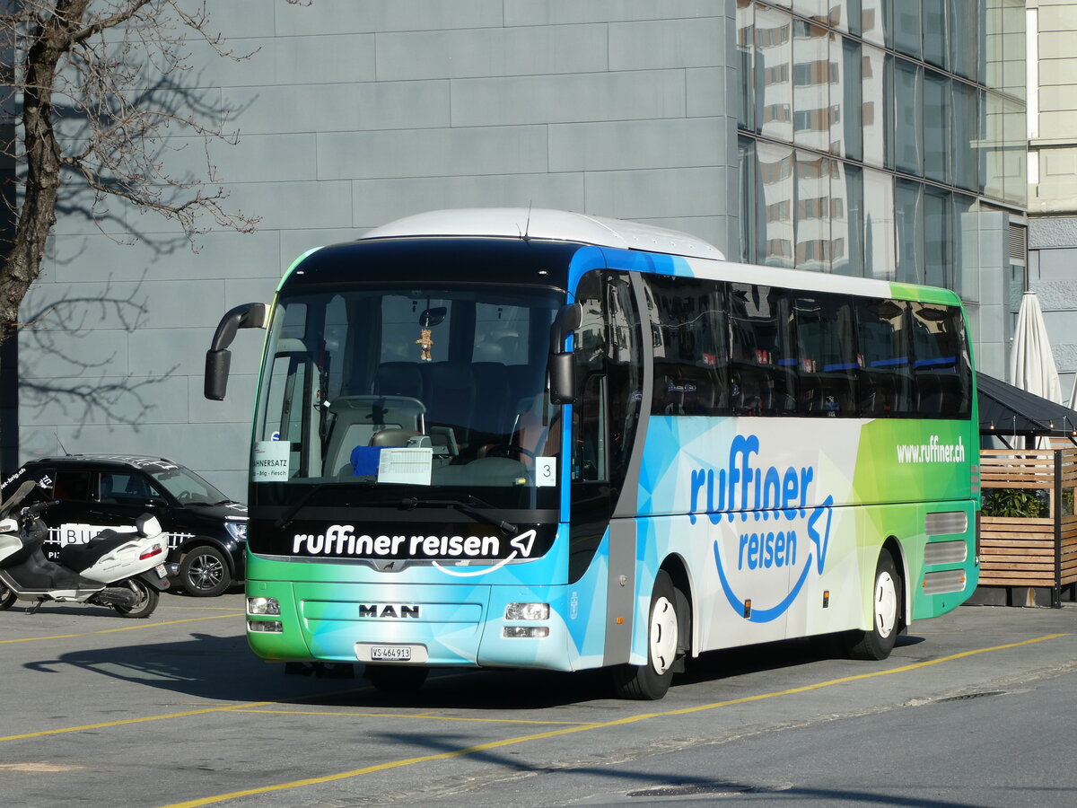 (233'476) - Ruffiner, Turtmann - VS 464'913 - MAN am 7. M�rz 2022 beim Bahnhof Brig