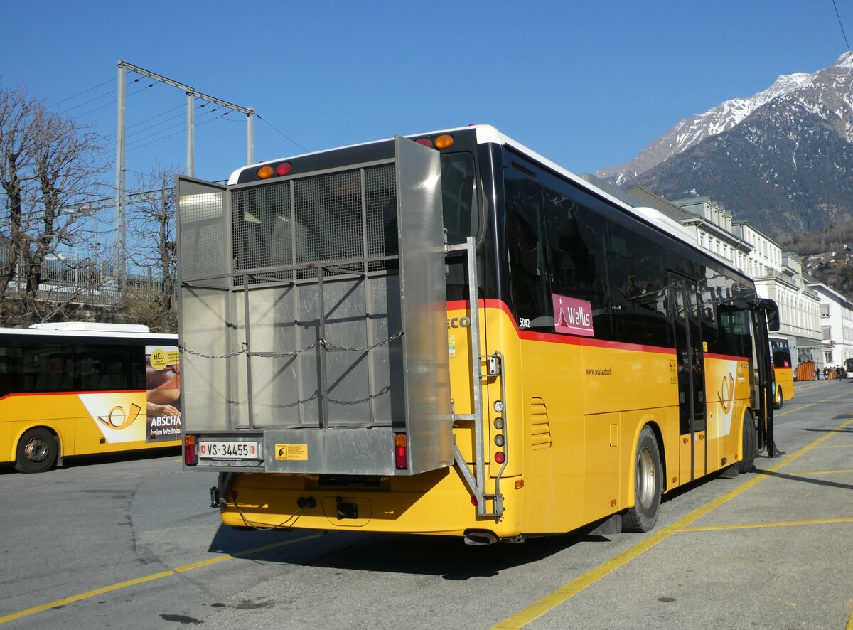 (233'477) - PostAuto Wallis - VS 34'455 - Irisbus (ex Moosalp Tours, Stalden) am 7. M�rz 2022 beim Bahnhof Brig