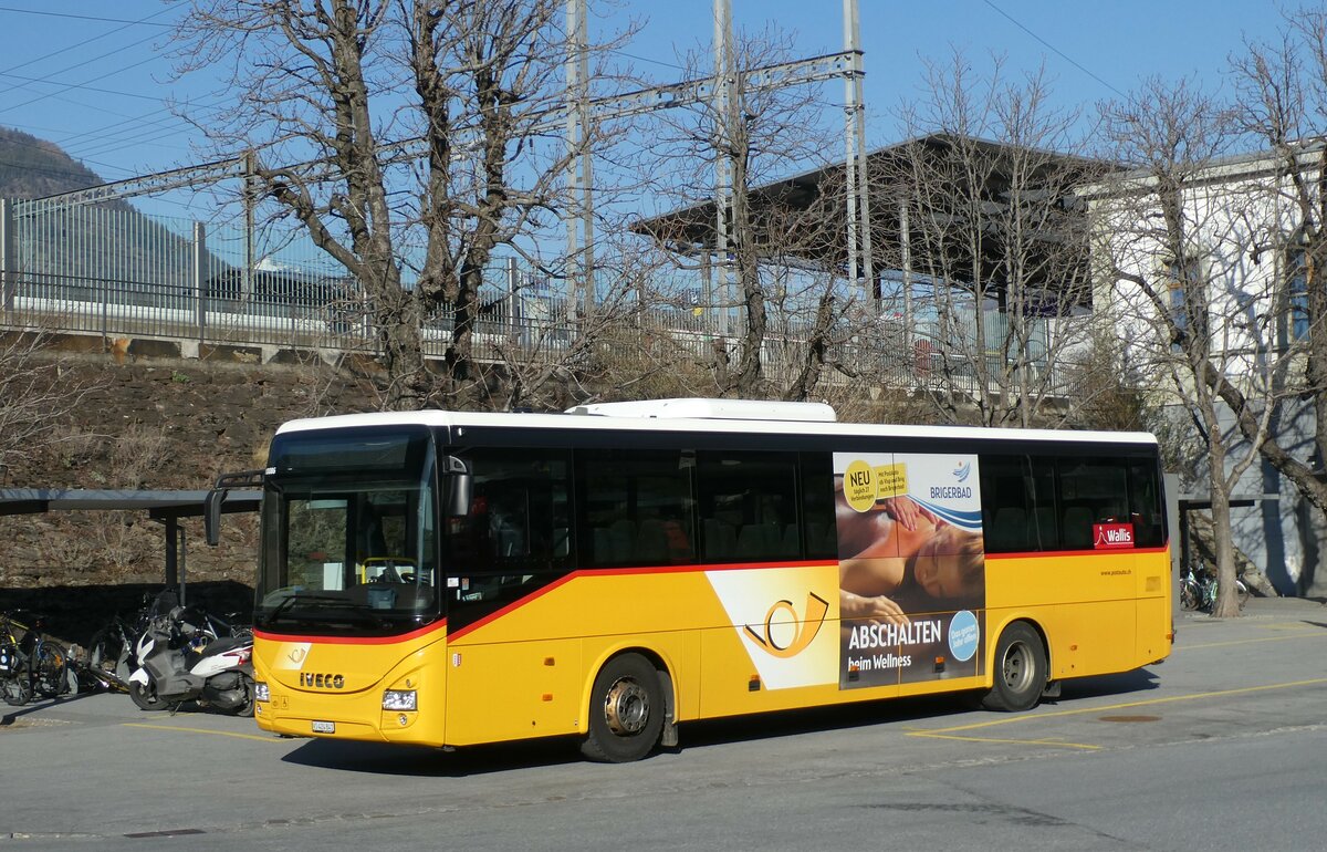 (233'482) - PostAuto Wallis - VS 424'841 - Iveco am 7. M�rz 2022 beim Bahnhof Brig
