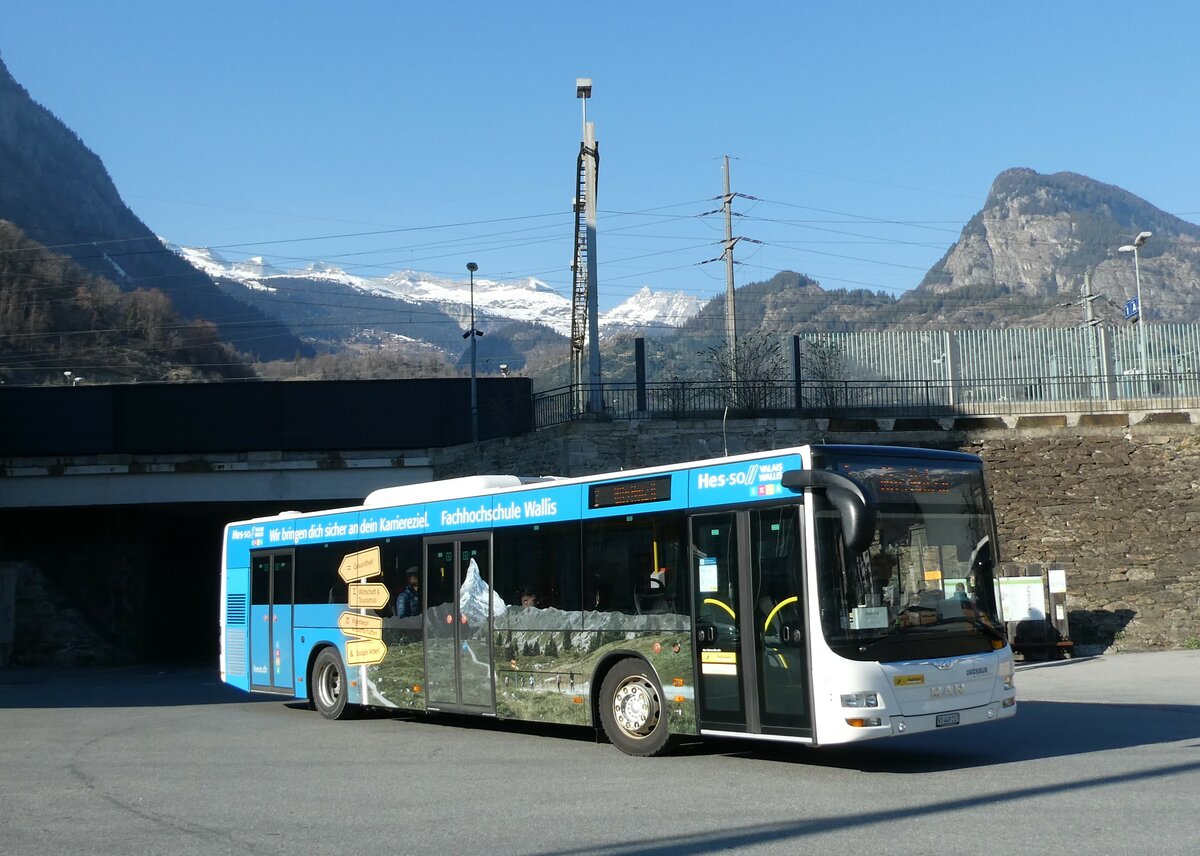 (233'483) - PostAuto Wallis - VS 449'117 - MAN am 7. M�rz 2022 beim Bahnhof Brig