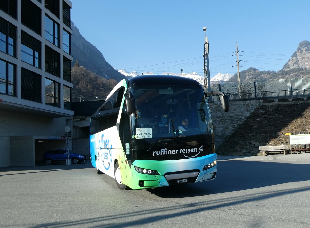 (233'485) - Ruffiner, Turtmann - VS 468'323 - Neoplan am 7. M�rz 2022 beim Bahnhof Brig