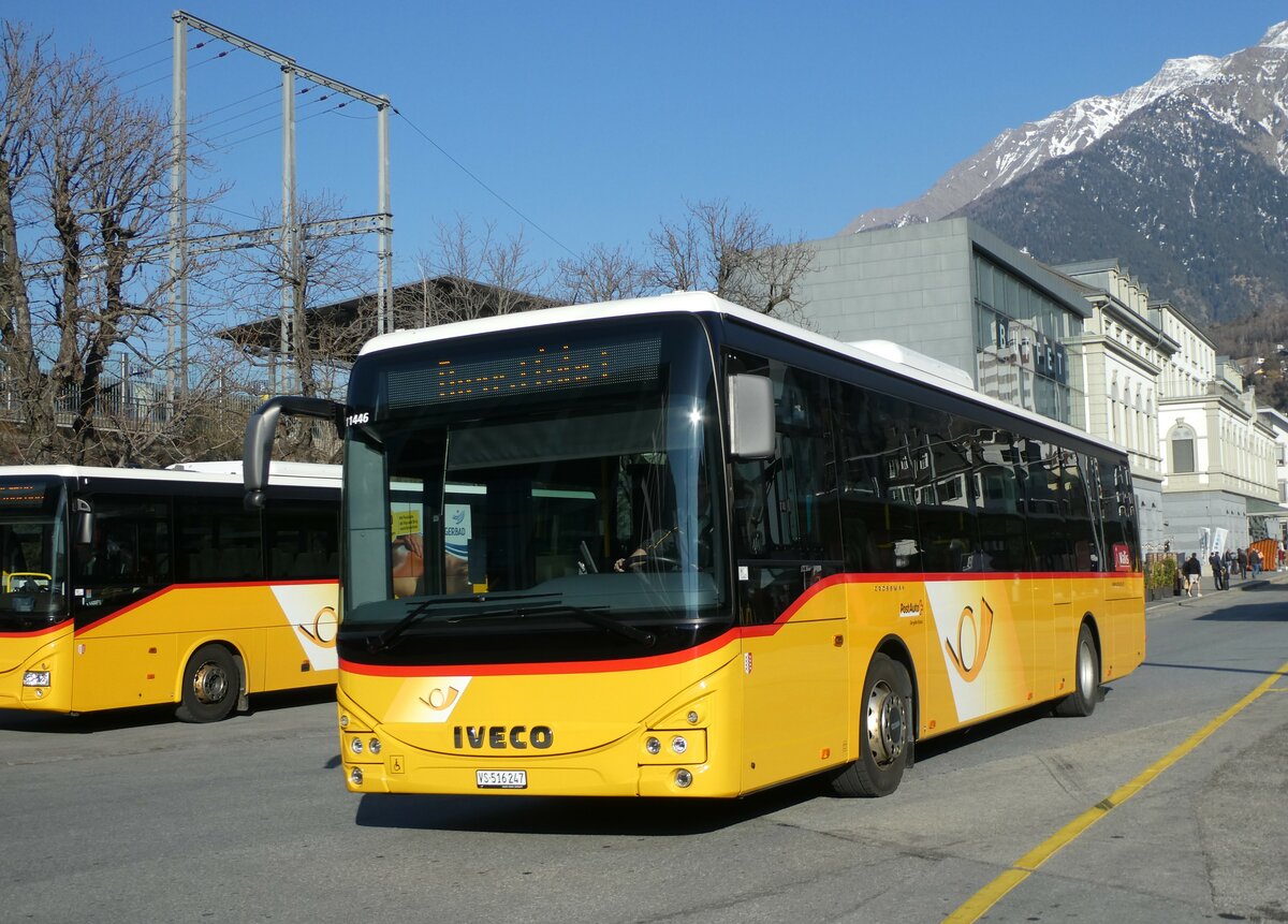 (233'486) - PostAuto Wallis - VS 516'247 - Iveco am 7. M�rz 2022 beim Bahnhof Brig