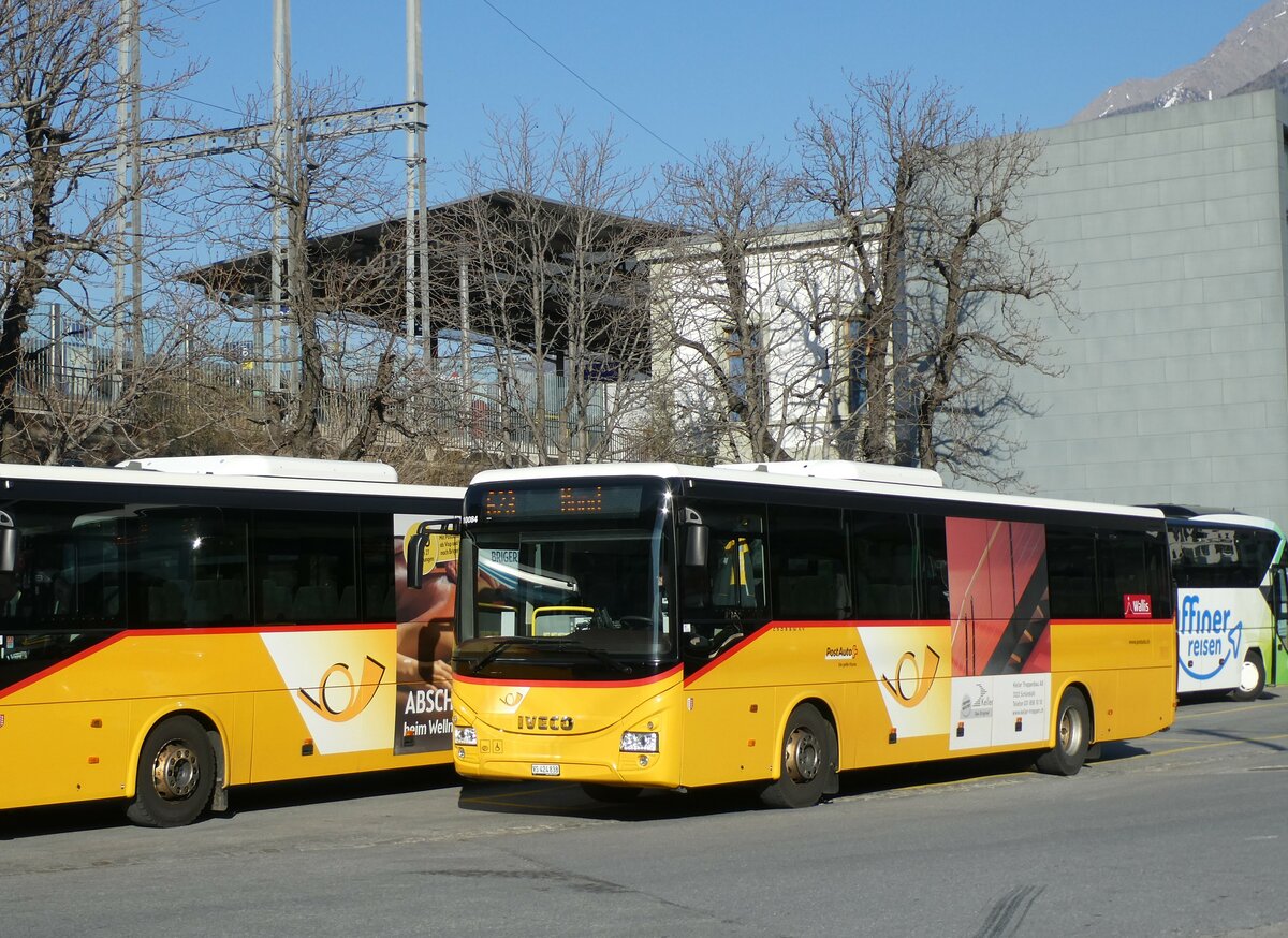 (233'488) - PostAuto Wallis - VS 424'838 - Iveco am 7. M�rz 2022 beim Bahnhof Brig