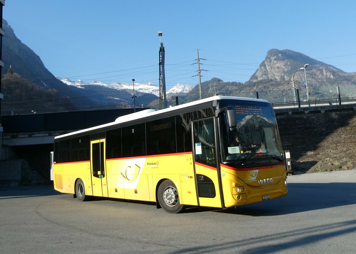 (233'499) - PostAuto Wallis - VS 704 - Iveco am 7. M�rz 2022 beim Bahnhof Brig