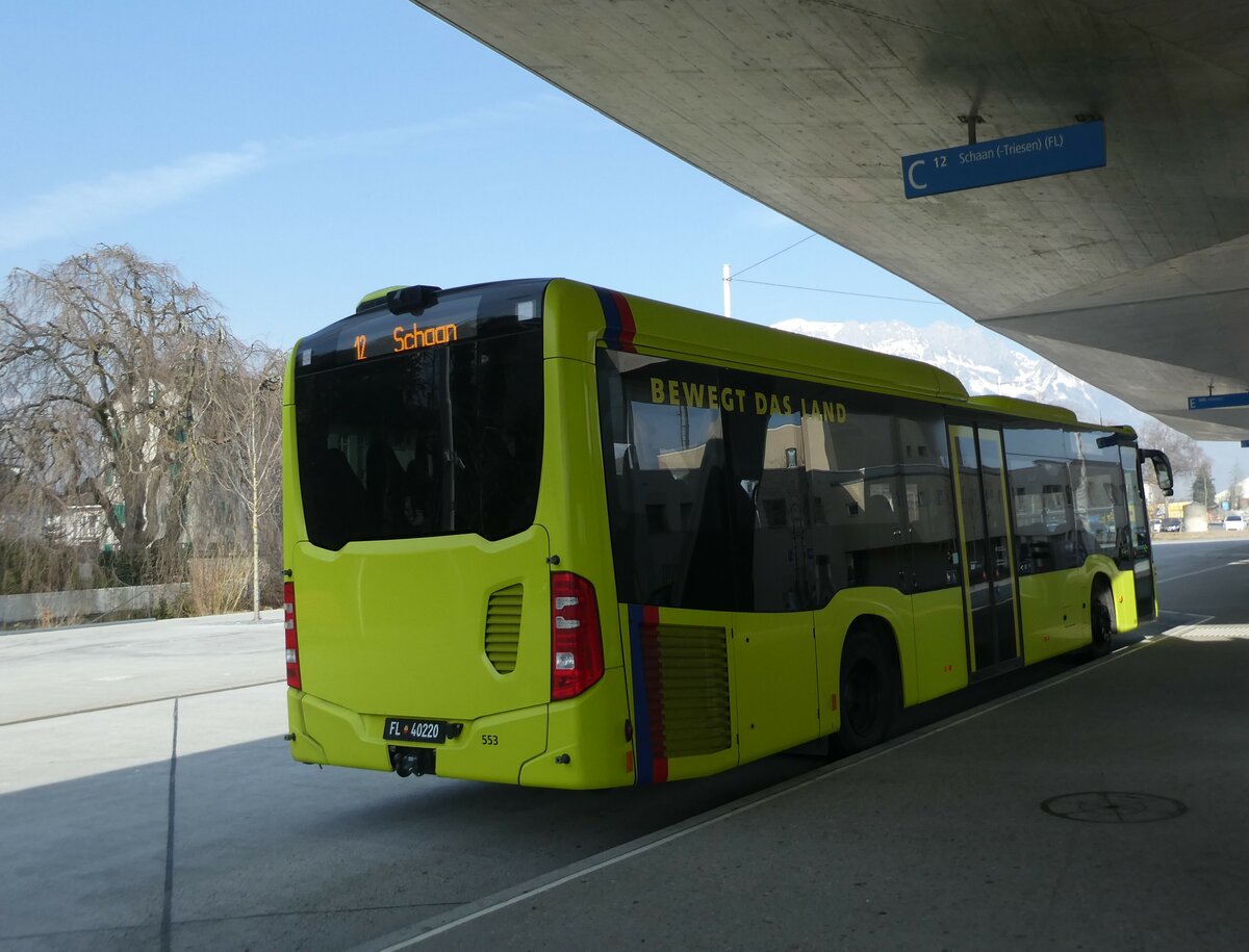(233'525) - Aus Liechtenstein: BOS PS Anstalt, Vaduz - Nr. 553/FL 40'220 - Mercedes (ex PLA Vaduz Nr. 48) am 8. M�rz 2022 beim Bahnhof Buchs
