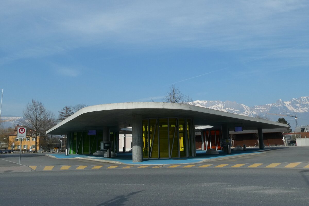 (233'528) - Liemobil-Haltestellen am 8. M�rz 2022 beim Bahnhof Schaan