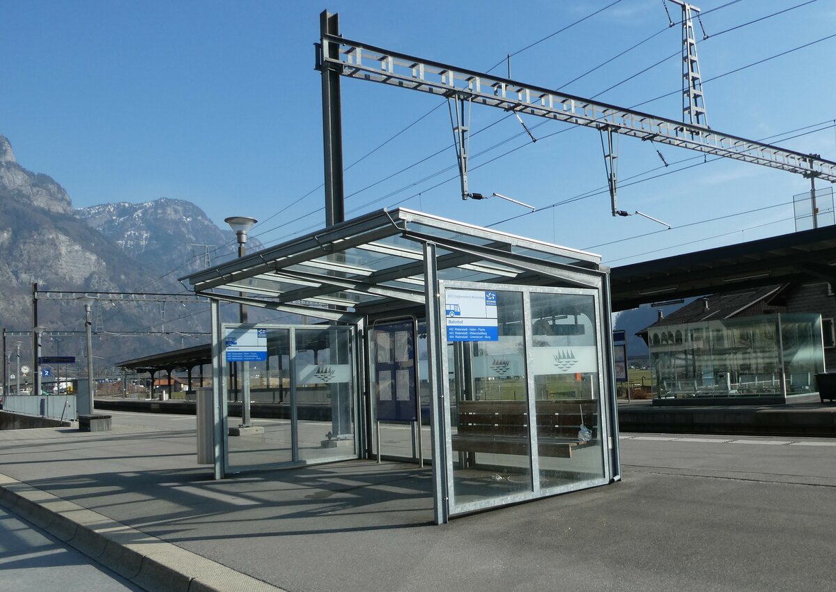 (233'570) - BSW-Haltestelle am 8. M�rz 2022 beim Bahnhof Walenstadt