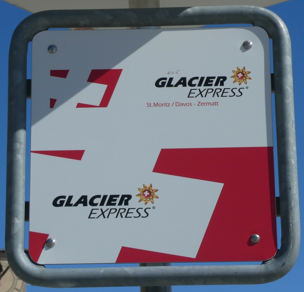 (233'668) - GLACIER EXPRESS-Haltestellenschild - St. Moritz, Bahnhof - am 10. M�rz 2022