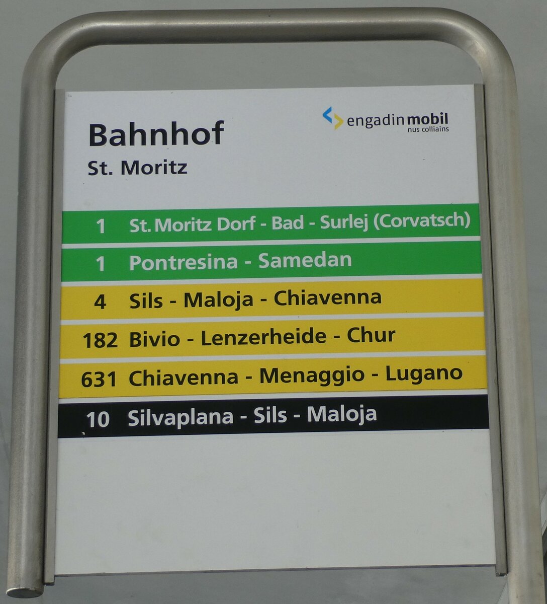 (233'674) - engadin mobil/PostAuto-Haltestellenschild - St. Moritz, Bahnhof - am 10. M�rz 2022