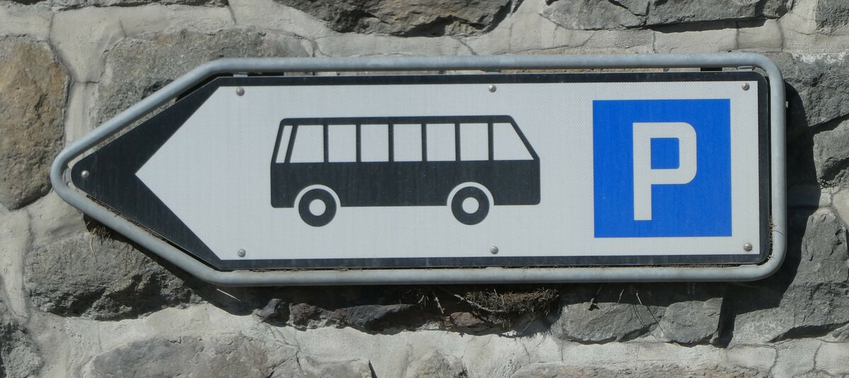 (233'677) - P f�r Busse am 10. M�rz 2022 beim Bahnhof St. Moritz