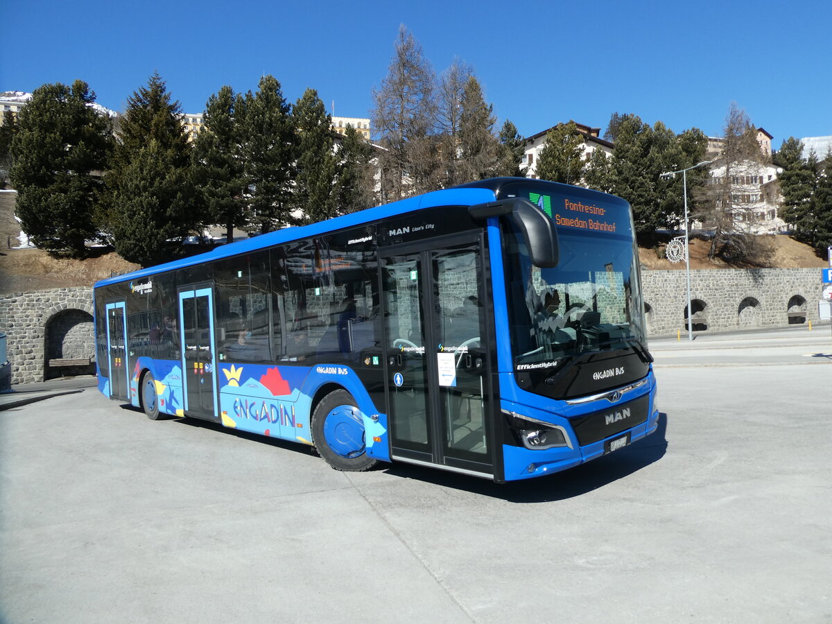 (233'680) - Engadin Bus, St. Moritz - Nr. 102/GR 100'102 - MAN am 10. M�rz 2022 beim Bahnhof St. Moritz