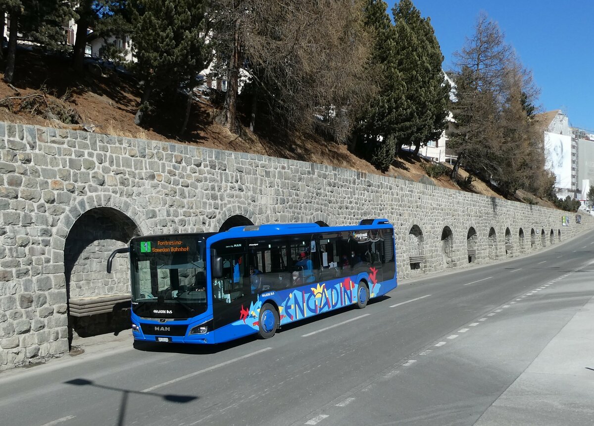 (233'682) - Engadin Bus, St. Moritz - Nr. 102/GR 100'102 - MAN am 10. M�rz 2022 beim Bahnhof St. Moritz