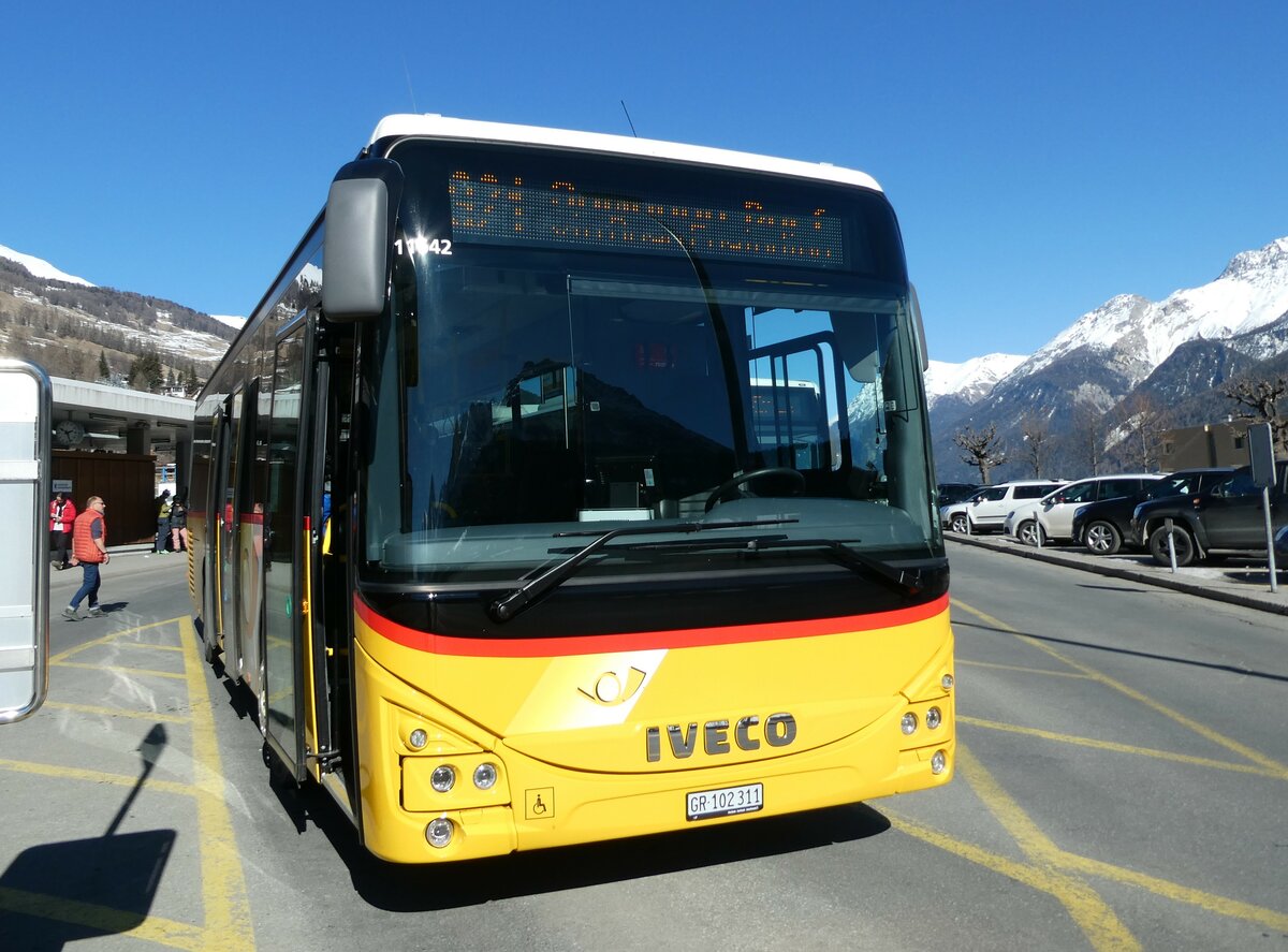 (233'685) - PostAuto Graub�nden - GR 102'311 - Iveco am 10. M�rz 2022 beim Bahnhof Scuol-Tarasp
