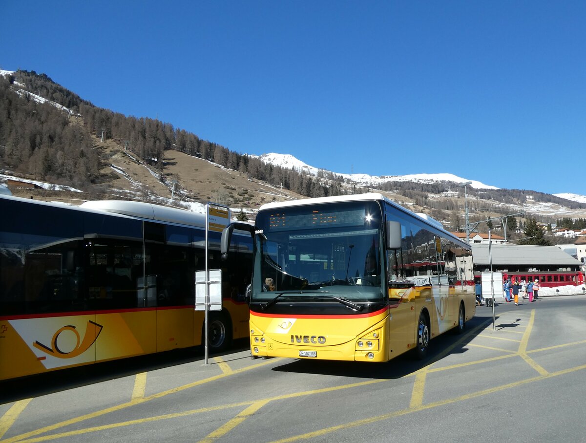 (233'687) - PostAuto Graub�nden - GR 102'388 - Iveco am 10. M�rz 2022 beim Bahnhof Scuol-Tarasp