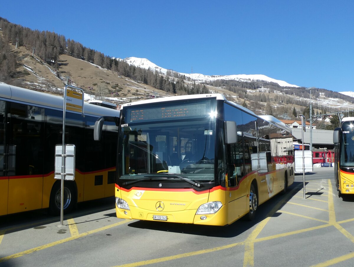 (233'691) - PostAuto Graub�nden - GR 102'343 - Mercedes am 10. M�rz 2022 beim Bahnhof Scuol-Tarasp