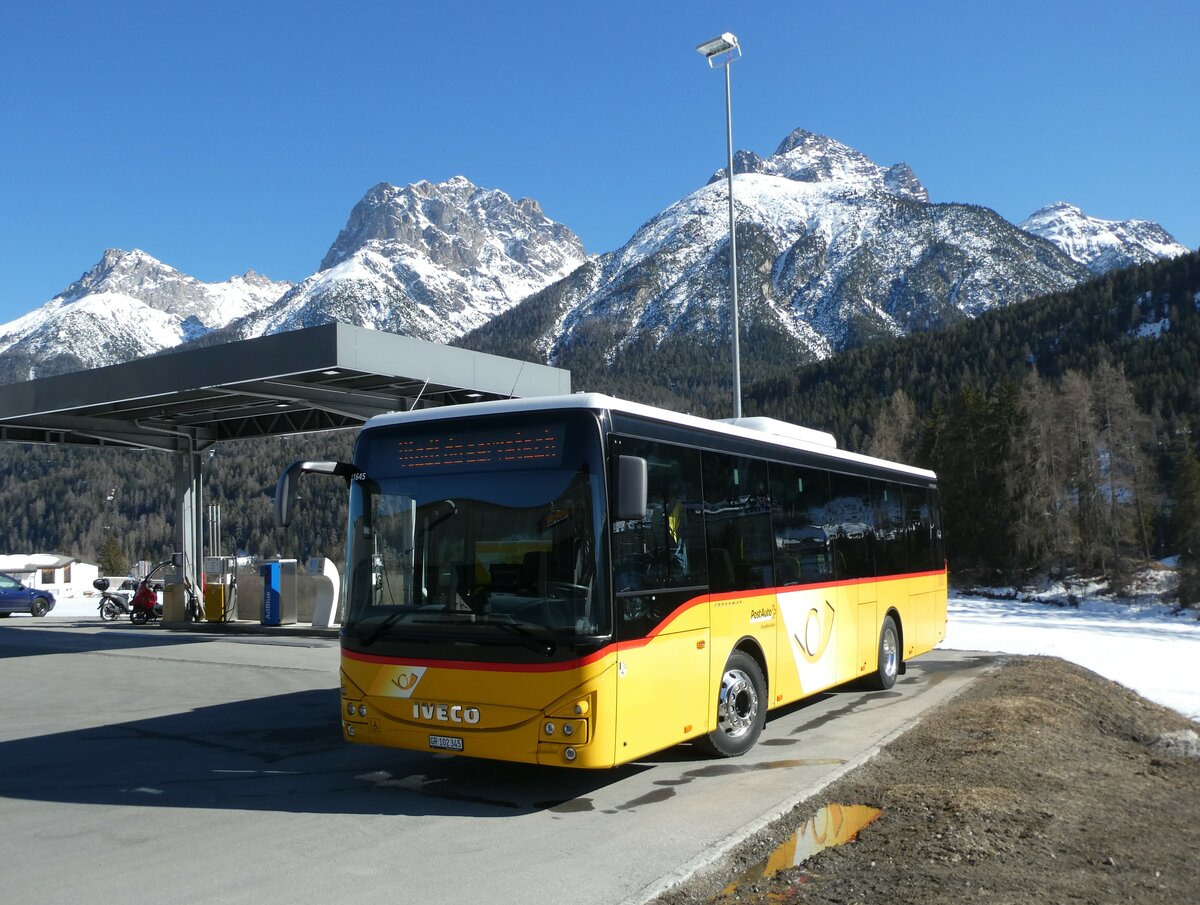 (233'698) - PostAuto Graub�nden - GR 102'345 - Iveco am 10. M�rz 2022 in Scuol, Garage