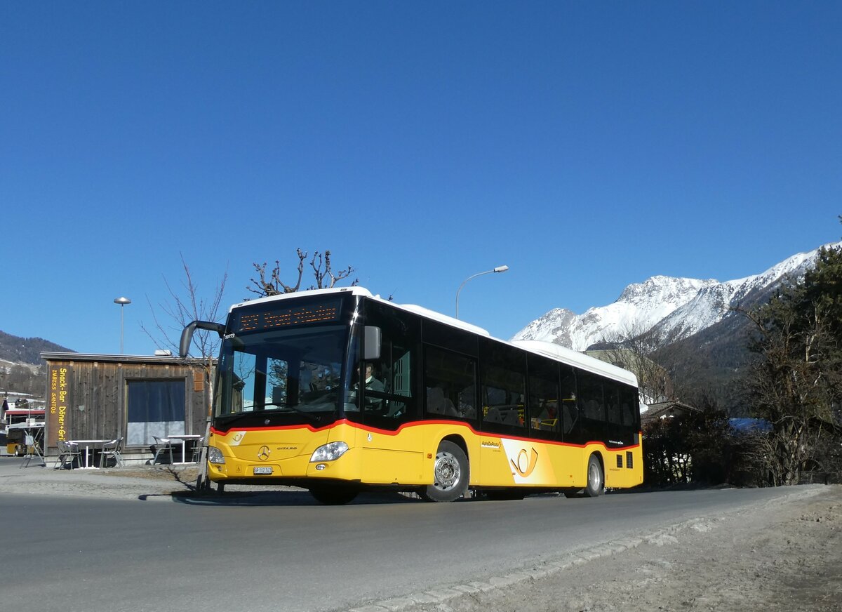 (233'704) - PostAuto Graub�nden - GR 102'343 - Mercedes am 10. M�rz 2022 beim Bahnhof Scuol-Tarasp