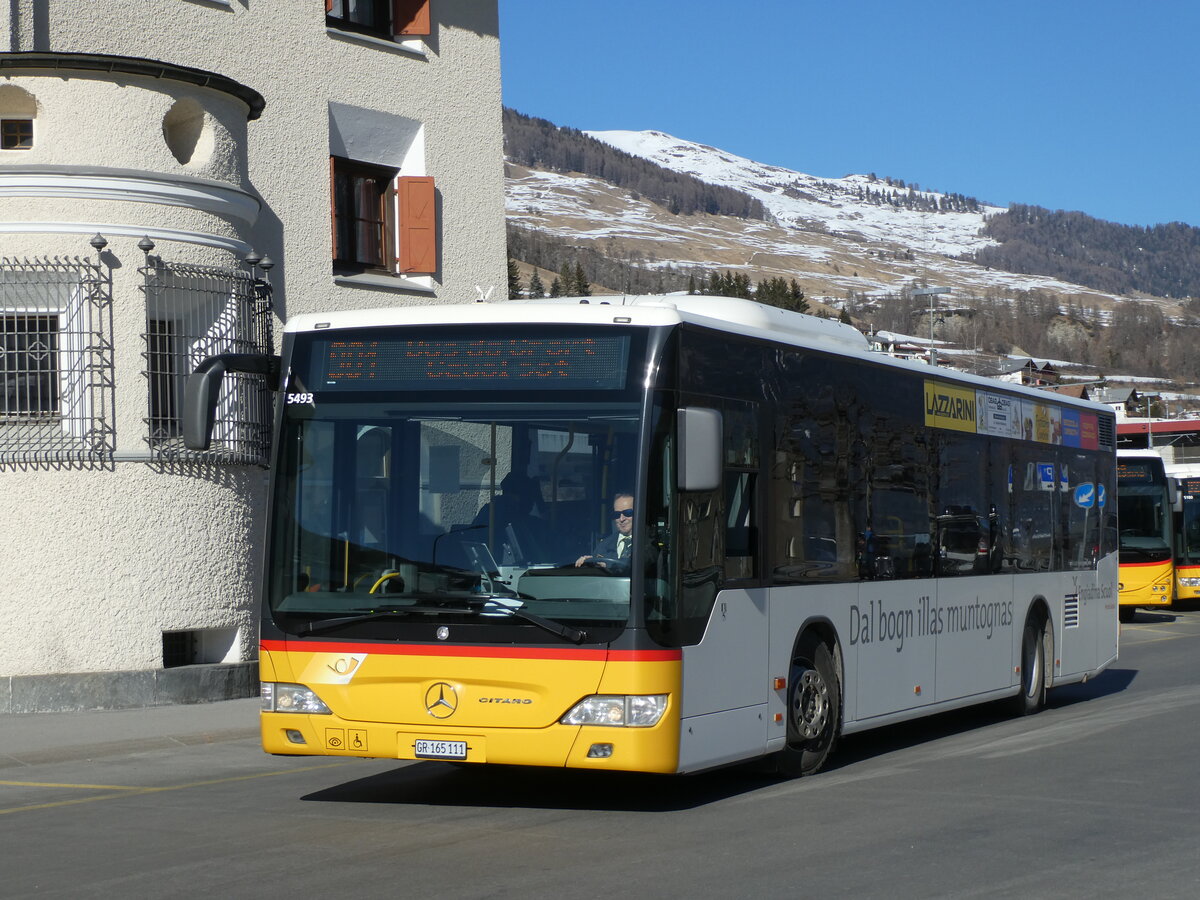 (233'706) - PostAuto Graub�nden - GR 165'111 - Mercedes am 10. M�rz 2022 beim Bahnhof Scuol-Tarasp