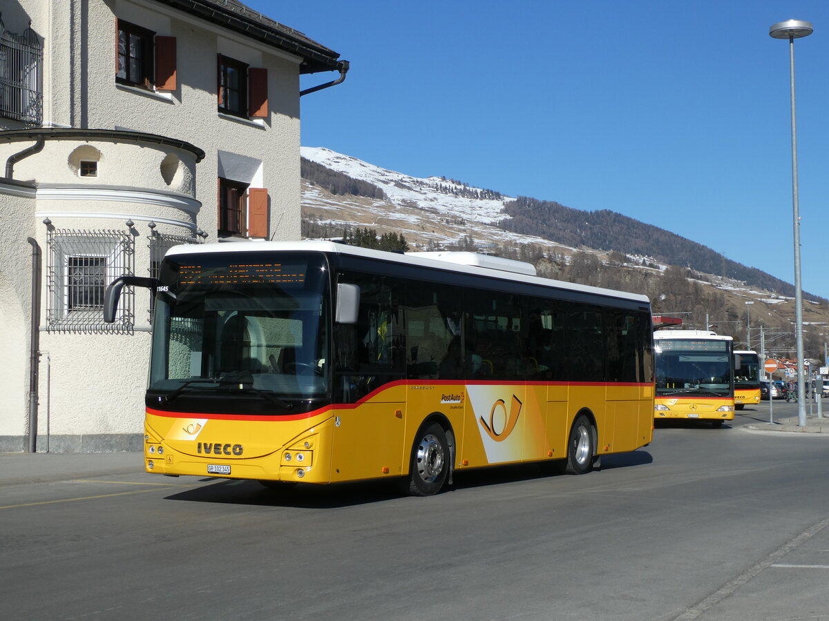 (233'707) - PostAuto Graub�nden - GR 102'345 - Iveco am 10. M�rz 2022 beim Bahnhof Scuol-Tarasp