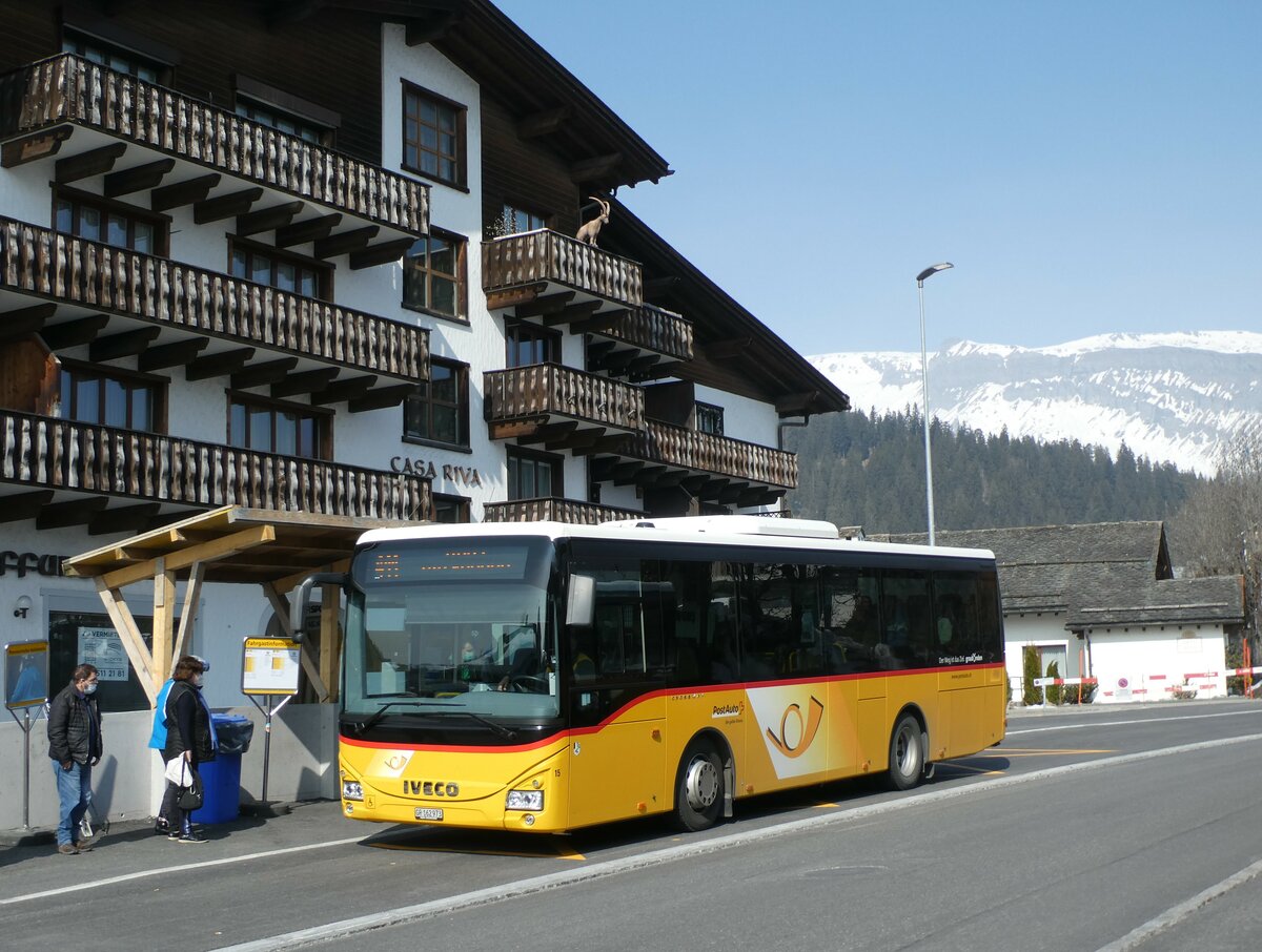 (233'780) - PostAuto Graub�nden - Nr. 15/GR 162'973 - Iveco (ex Fontana, Ilanz Nr. 15) am 11. M�rz 2022 in Laax, Post (prov. Haltestelle)
