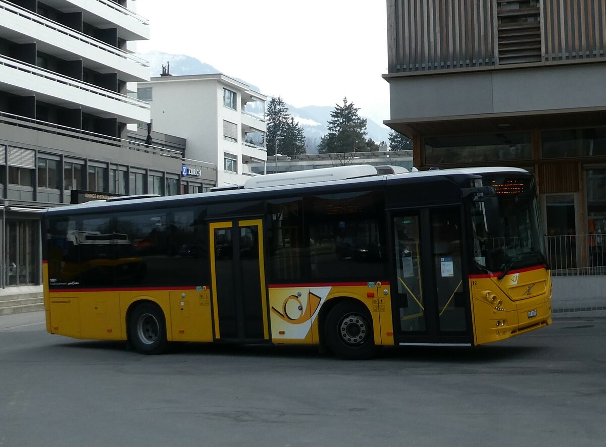 (233'806) - PostAuto Graub�nden - Nr. 12/GR 93'977 - Volvo (ex Fontana, Ilanz Nr. 12) am 11. M�rz 2022 beim Bahnhof Ilanz