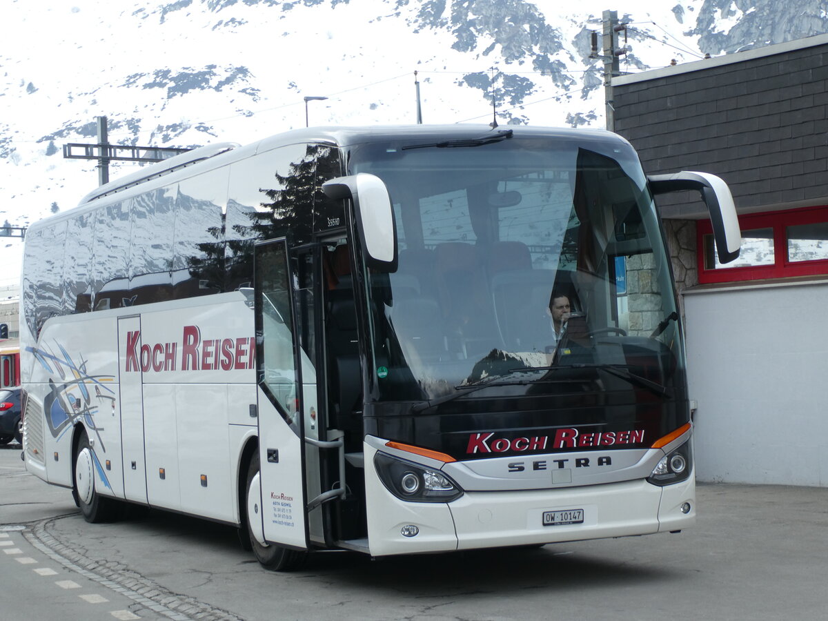 (233'812) - Koch, Giswil - OW 10'147 - Setra am 11. M�rz 2022 beim Bahnhof Andermatt