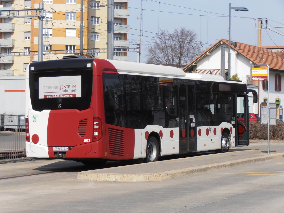 (233'830) - TPF Fribourg - Nr. 1013/FR 300'301 - Mercedes am 12. M�rz 2022 beim Bahnhof D�dingen