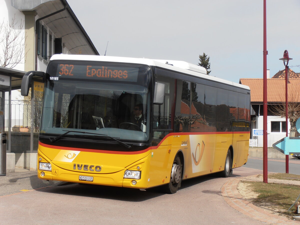 (233'923) - CarPostal Ouest - VD 510'315 - Iveco am 13. M�rz 2022 in M�zi�res, Village