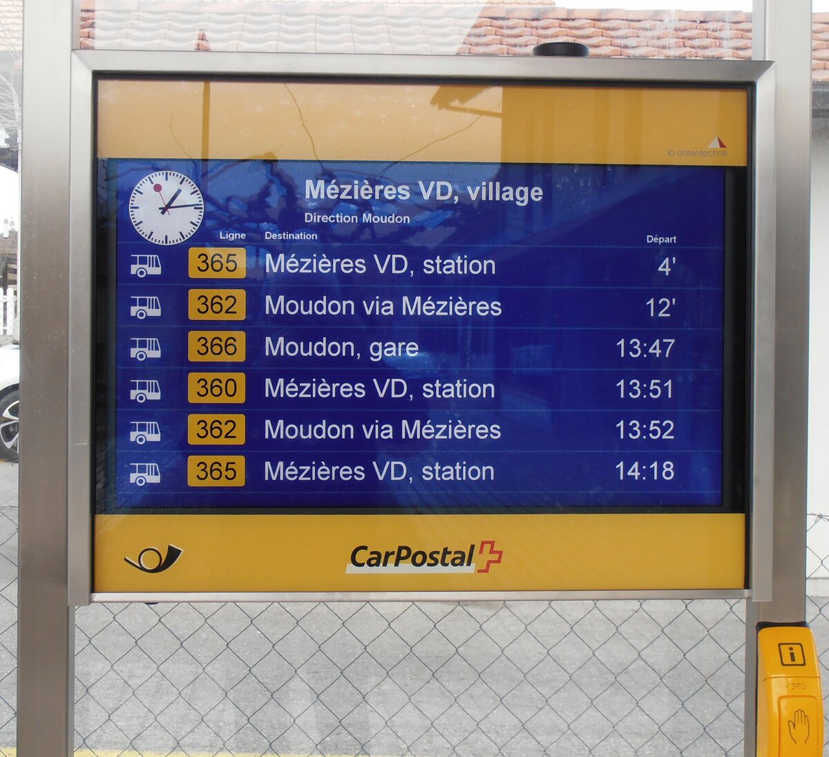 (233'929) - PostAuto-Infobildschirm am 13. M�rz 2022 in M�zi�res, Village