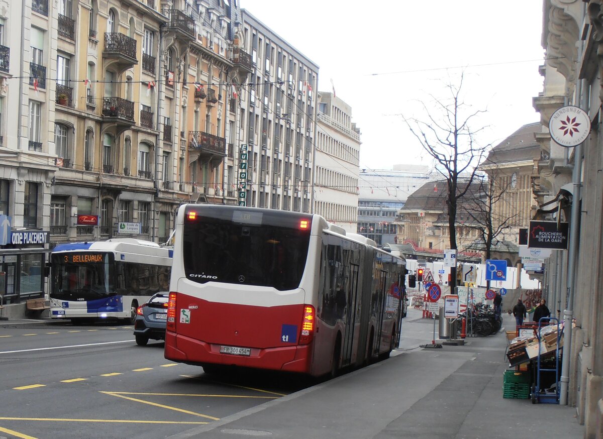(233'963) - Intertours, Domdidier - FR 300'454 - Mercedes (ex A-Wien) am 13. M�rz 2022 beim Bahnhof Lausanne (Einsatz TL)