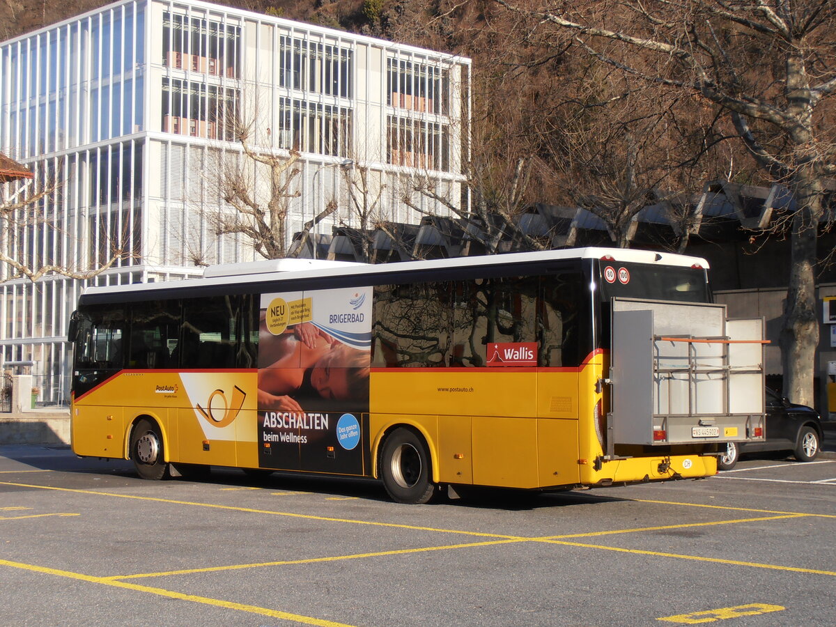 (234'053) - PostAuto Wallis - VS 445'902 - Iveco am 20. M�rz 2022 beim Bahnhof Brig