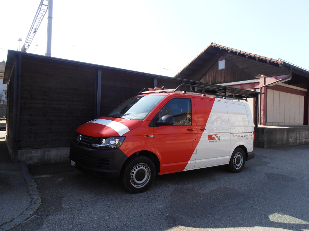 (234'062) - CJ Tramelan - Nr. 47/BE 556'295 - VW am 26. M�rz 2022 beim Bahnhof Saignel�gier