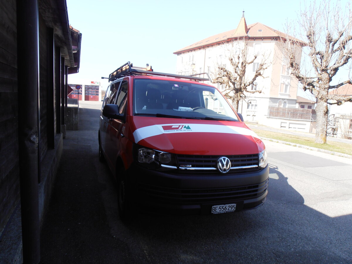 (234'064) - CJ Tramelan - Nr. 47/BE 556'295 - VW am 26. M�rz 2022 beim Bahnhof Saignel�gier