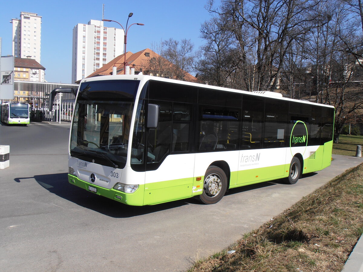 (234'077) - transN, La Chaux-de-Fonds - Nr. 303/NE 90'303 - Mercedes (ex TRN La Chaux-de-Fonds Nr. 303) am 26. M�rz 2022 beim Bahnhof La Chaux-de-Fonds