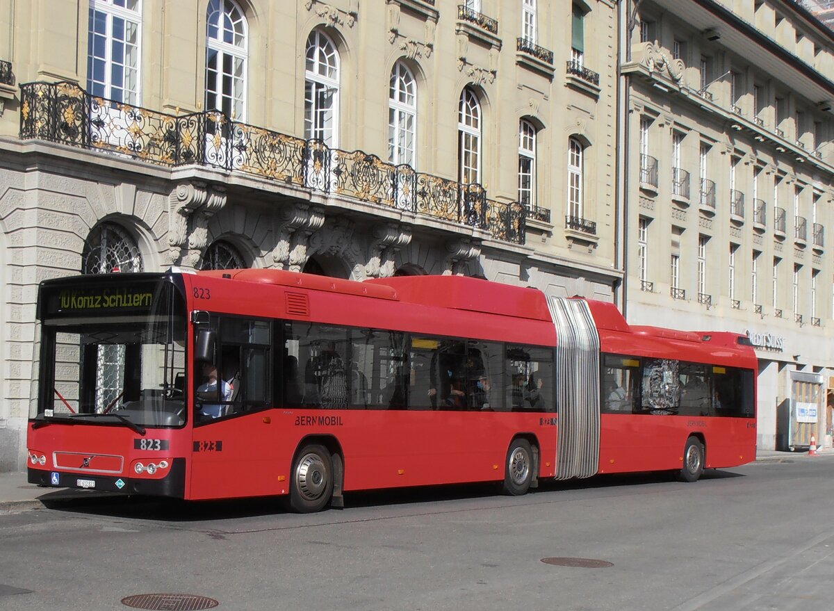 (234'135) - Bernmobil, Bern - Nr. 823/BE 612'823 - Volvo am 28. M�rz 2022 in Bern, Bundesplatz