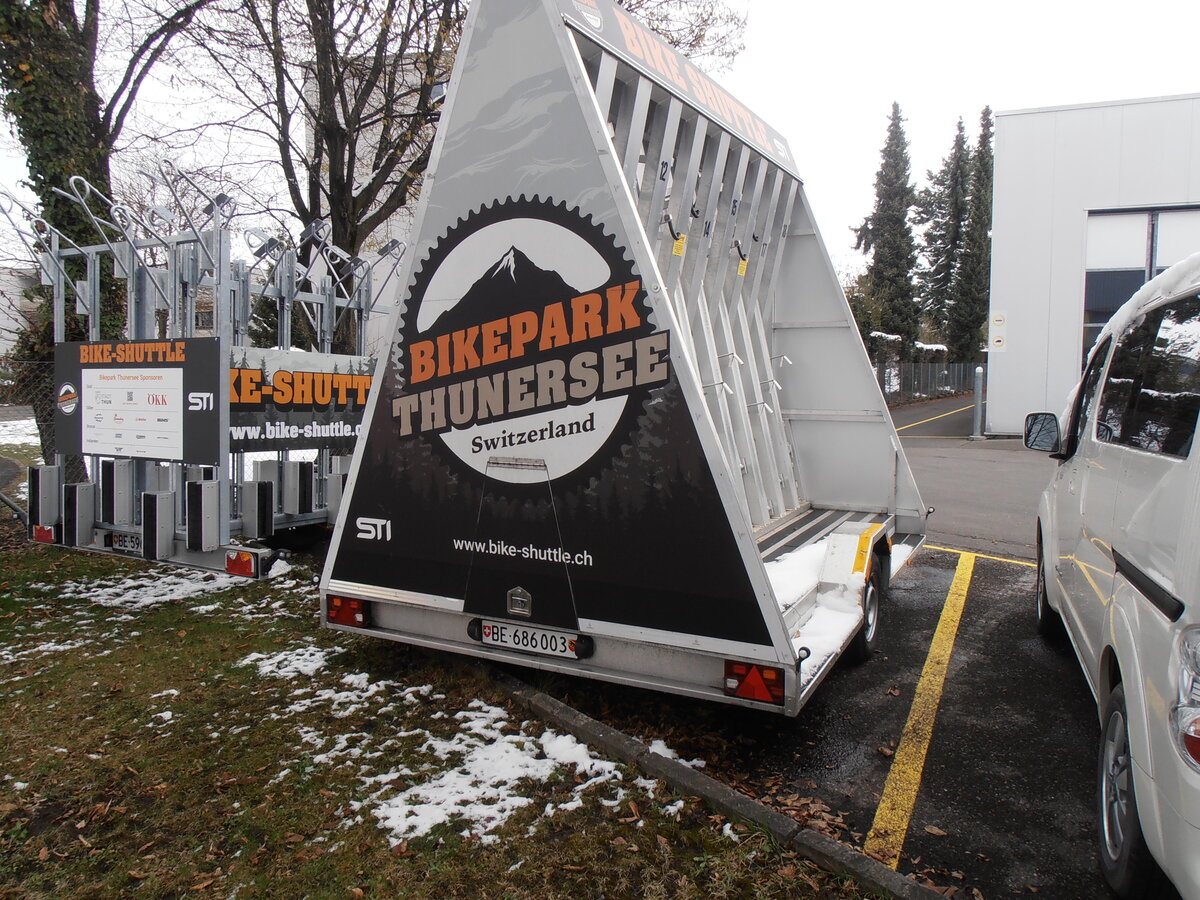 (234'181) - STI Thun - BE 686'003 - Knott Veloanh�nger am 3. April 2022 in Thun, Garage