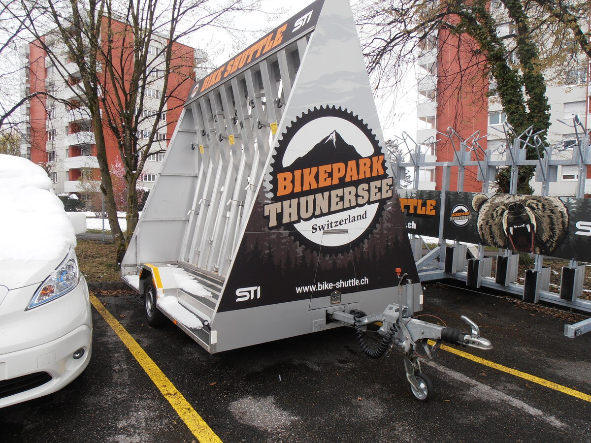 (234'183) - STI Thun - BE 686'003 - Knott Veloanh�nger am 3. April 2022 in Thun, Garage