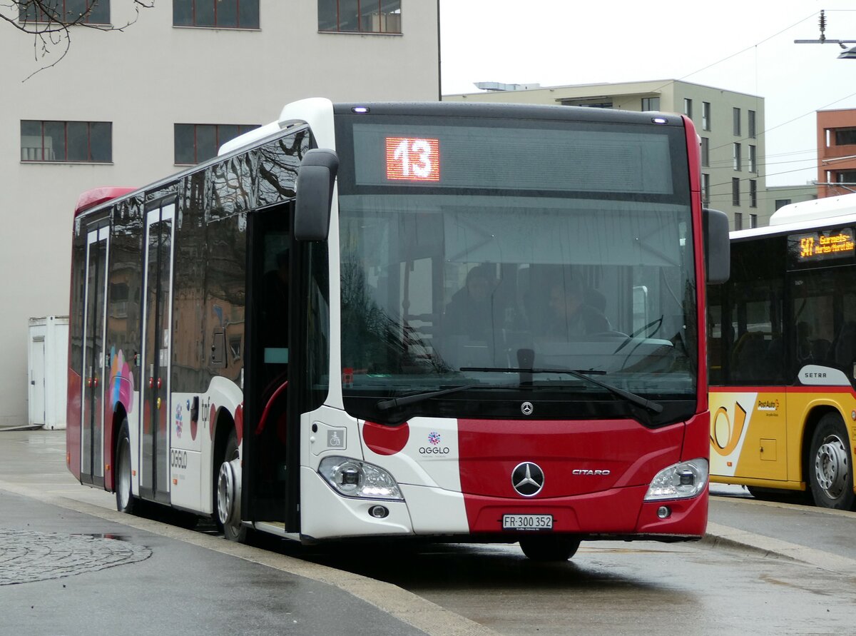 (234'221) - TPF Fribourg - Nr. 6003/FR 300'352 - Mercedes am 8. April 2022 beim Bahnhof D�dingen