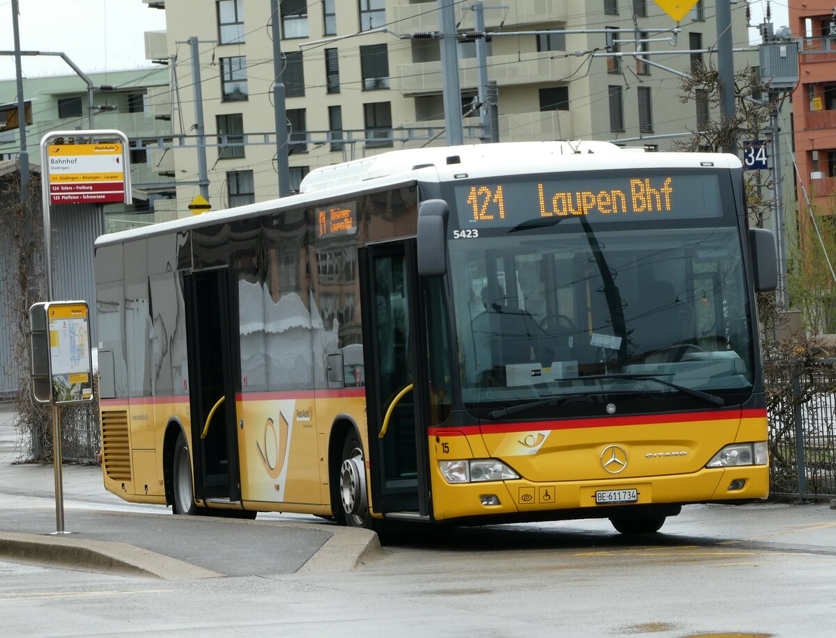 (234'235) - PostAuto Bern - Nr. 15/BE 611'734 - Mercedes (ex Steiner, Ortschwaben Nr. 15) am 8. April 2022 beim Bahnhof D�dingen
