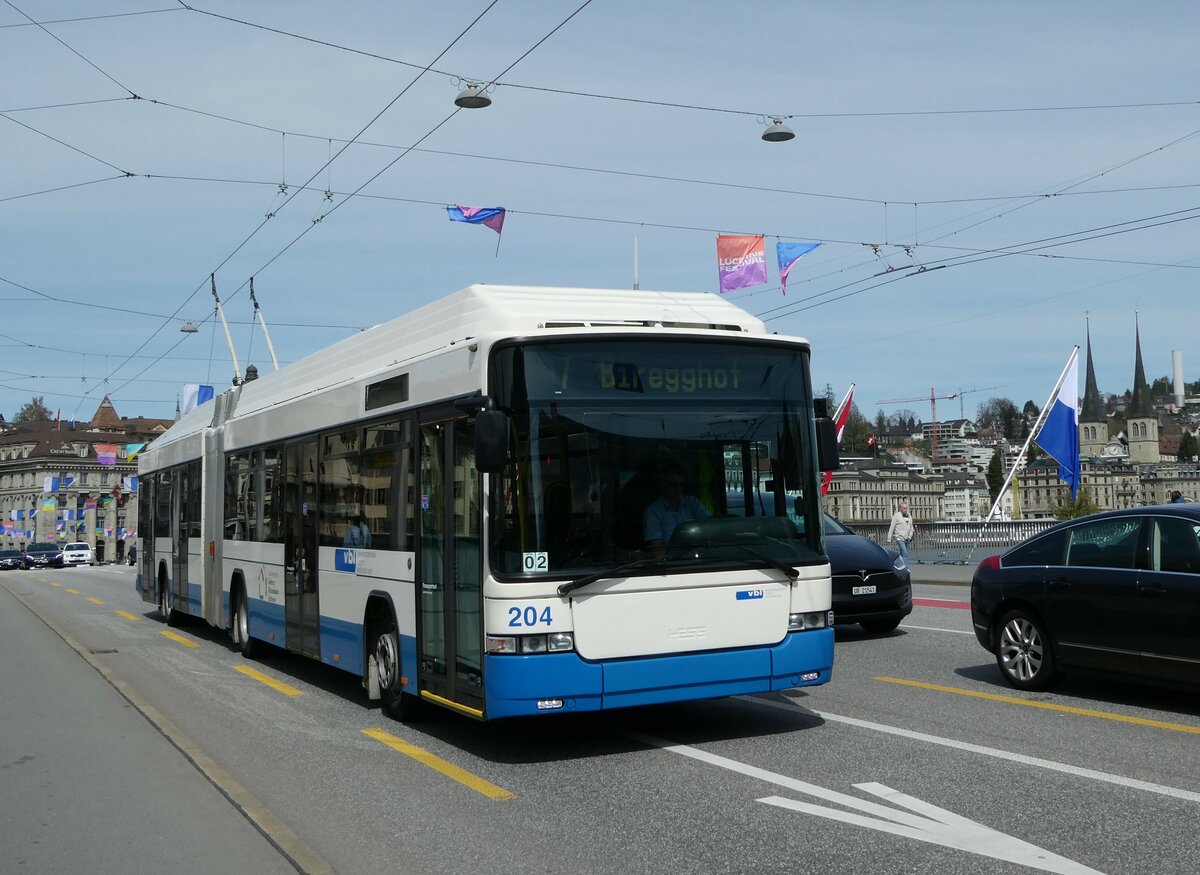 (234'422) - VBL Luzern - Nr. 204 - Hess/Hess Gelenktrolleybus am 11. April 2022 in Luzern, Bahnhofbr�cke