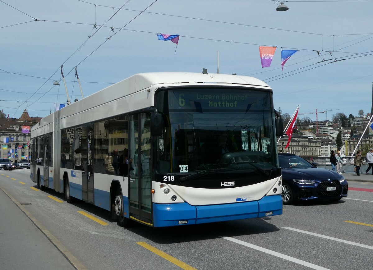 (234'423) - VBL Luzern - Nr. 218 - Hess/Hess Gelenktrolleybus am 11. April 2022 in Luzern, Bahnhofbr�cke