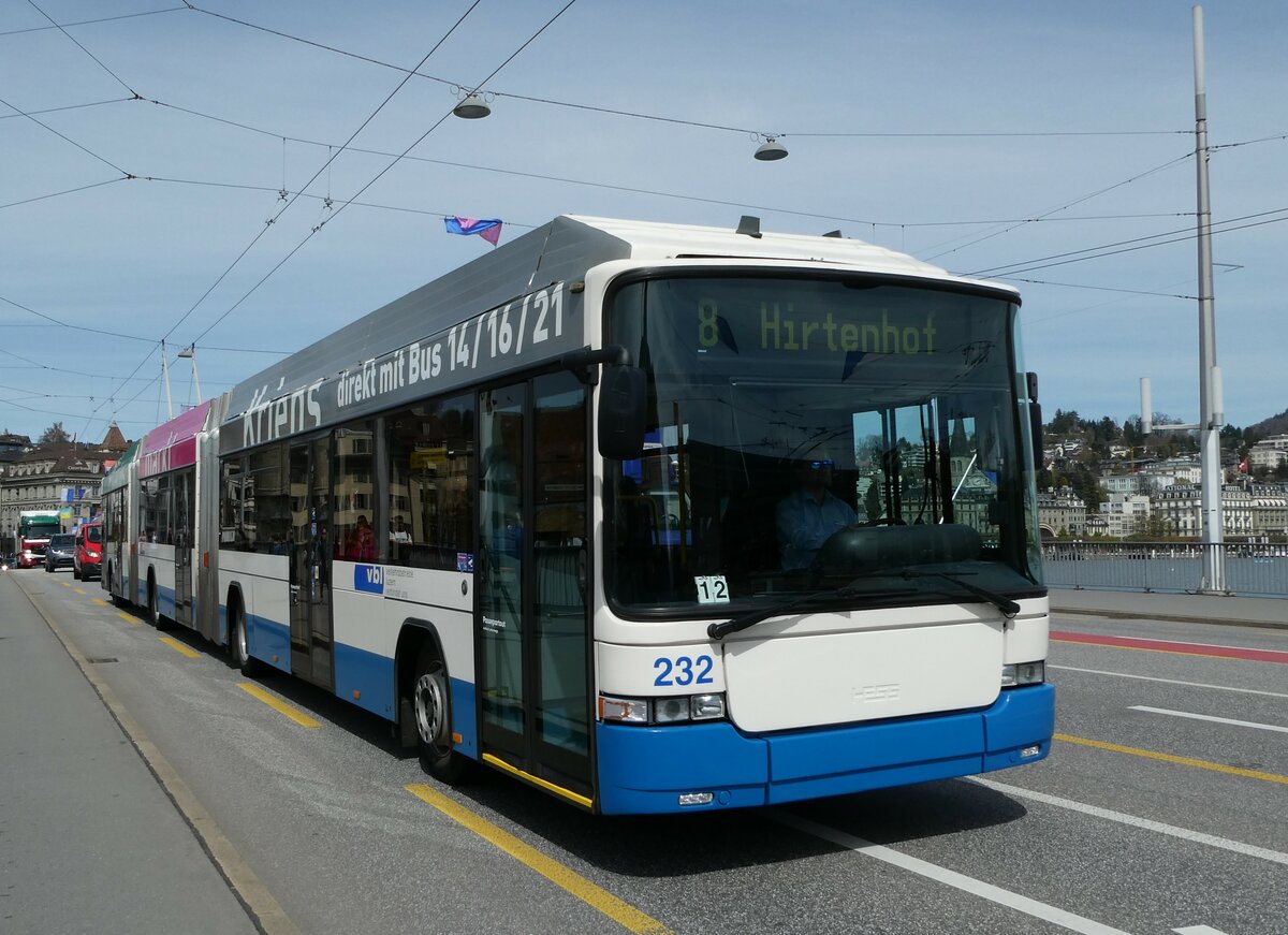 (234'426) - VBL Luzern - Nr. 232 - Hess/Hess Doppelgelenktrolleybus am 11. April 2022 in Luzern, Bahnhofbr�cke