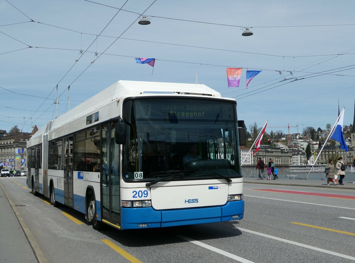 (234'427) - VBL Luzern - Nr. 209 - Hess/Hess Gelenktrolleybus am 11. April 2022 in Luzern, Bahnhofbr�cke