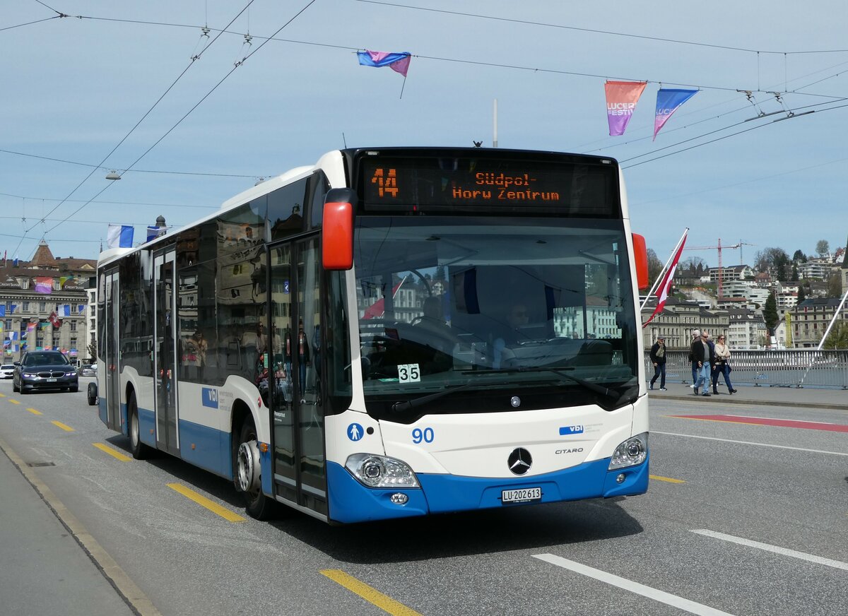 (234'428) - VBL Luzern - Nr. 90/LU 202'613 - Mercedes am 11. April 2022 in Luzern, Bahnhofbr�cke