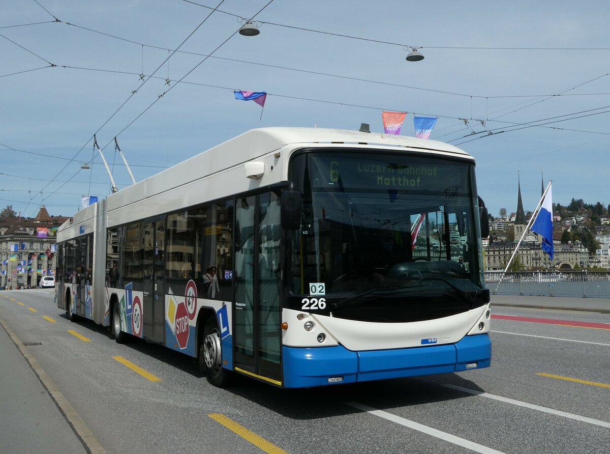 (234'429) - VBL Luzern - Nr. 226 - Hess/Hess Gelenktrolleybus am 11. April 2022 in Luzern, Bahnhofbr�cke