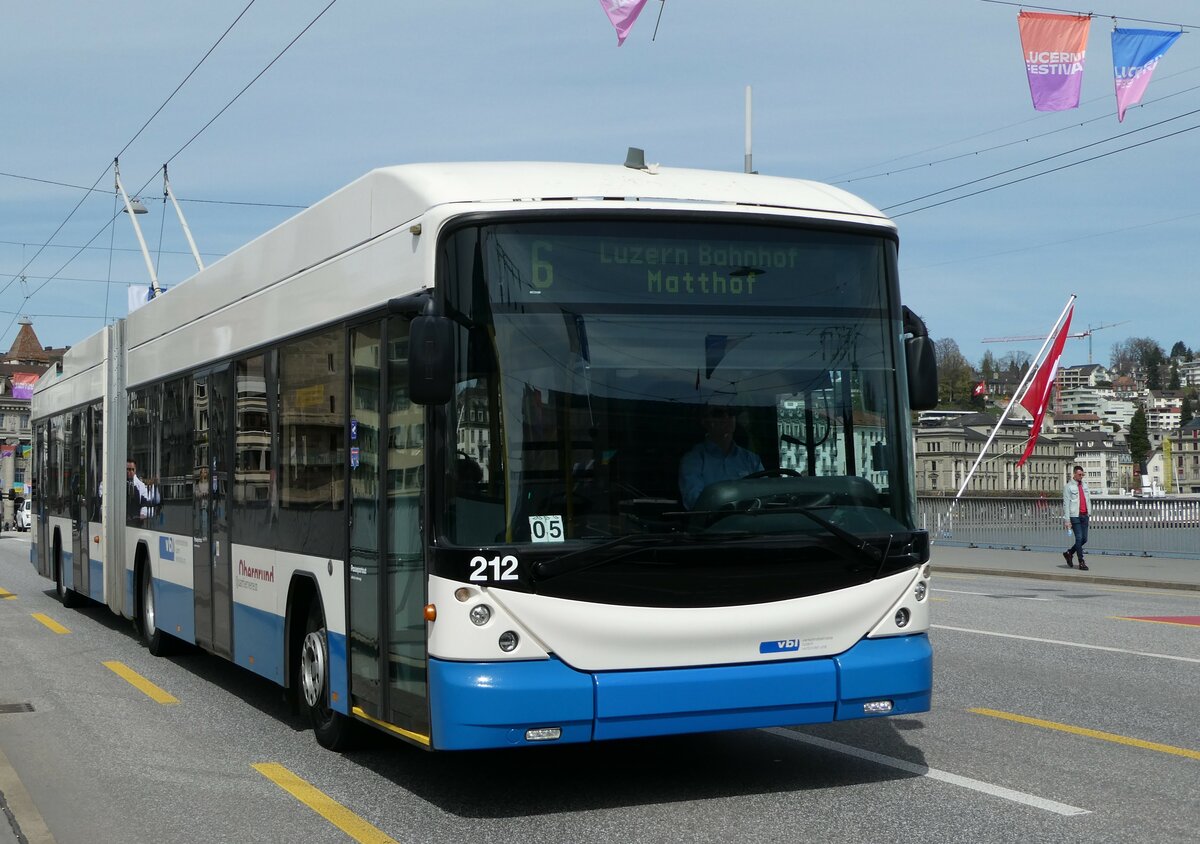 (234'438) - VBL Luzern - Nr. 212 - Hess/Hess Gelenktrolleybus am 11. April 2022 in Luzern, Bahnhofbr�cke